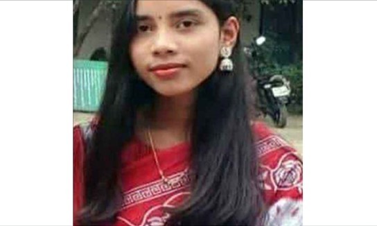 দরজার ফাঁক থেকে দেখা মিলল লোমহর্ষক দৃশ্য